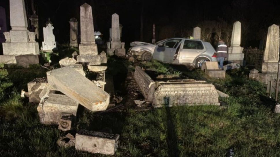 Situație tragi-comică în Cluj. Un şofer beat și fără permis a intrat cu maşina… într-un cimitir 