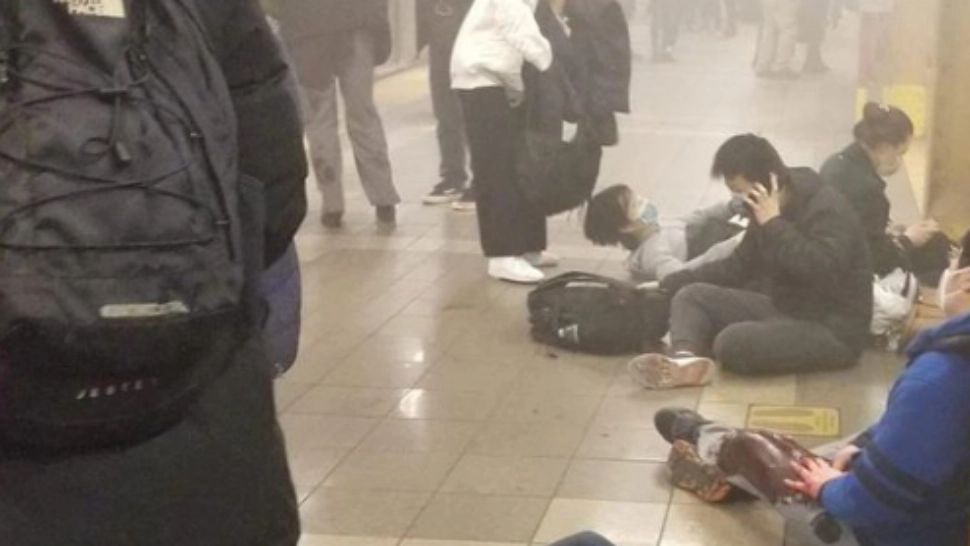 VIDEO Panică la metroul din New York. Cel puțin 16 persoane rănite, suspectul este căutat de poliție