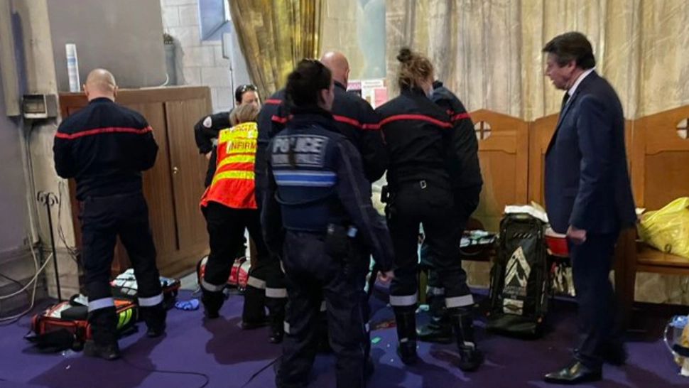 Incident șocant la alegerile din Franța. Preot atacat cu cuțitul în biserică