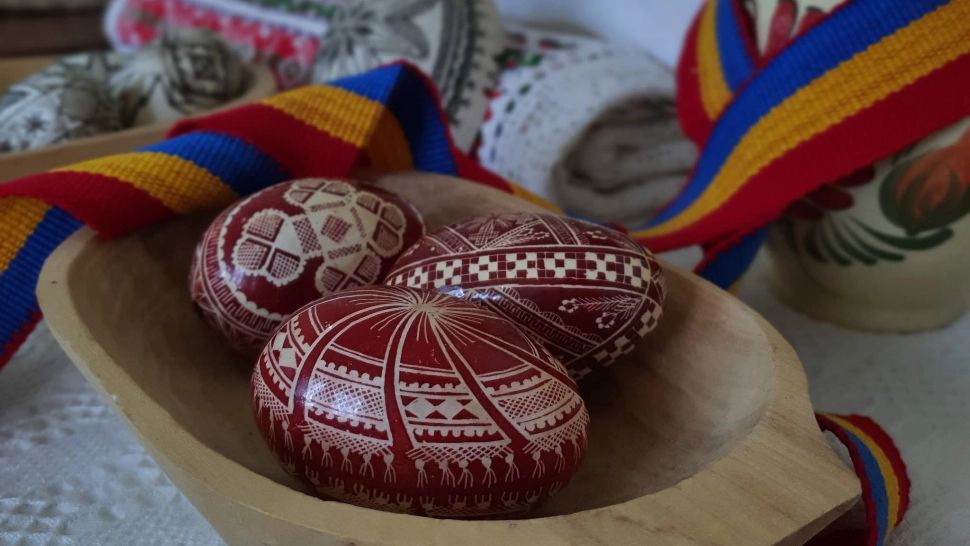 „Bihoreanul cu opinci” menține vie arta încondeierii ouălor - Povestea unui tânăr care duce mai departe tradiția strămoșească