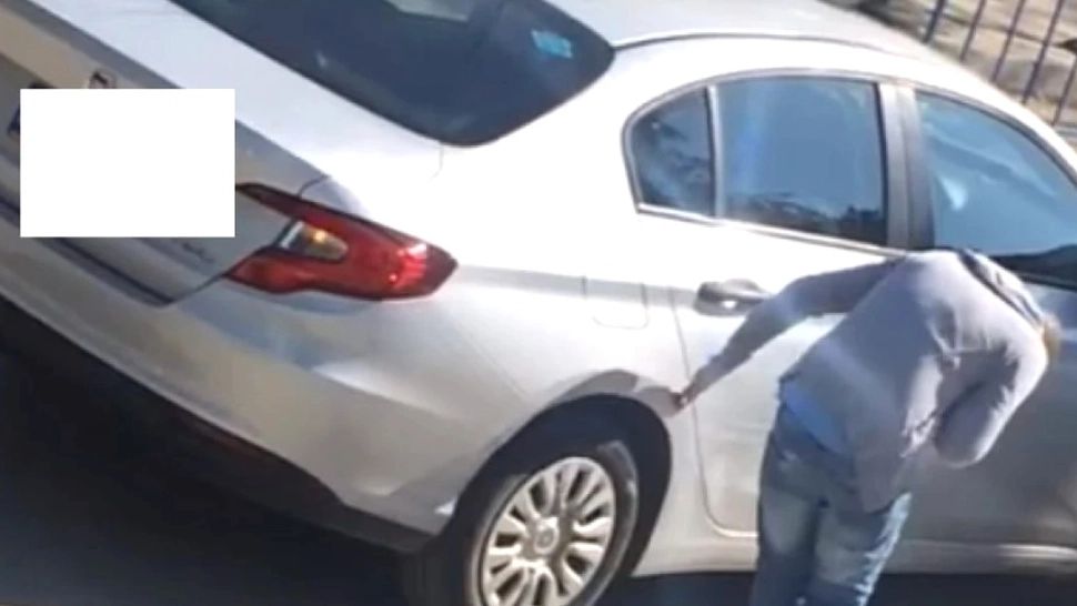 VIDEO – Se auzeau zgomote indecente dintr-o mașină parcată în Botoșani – Ce au putut să filmeze martorii