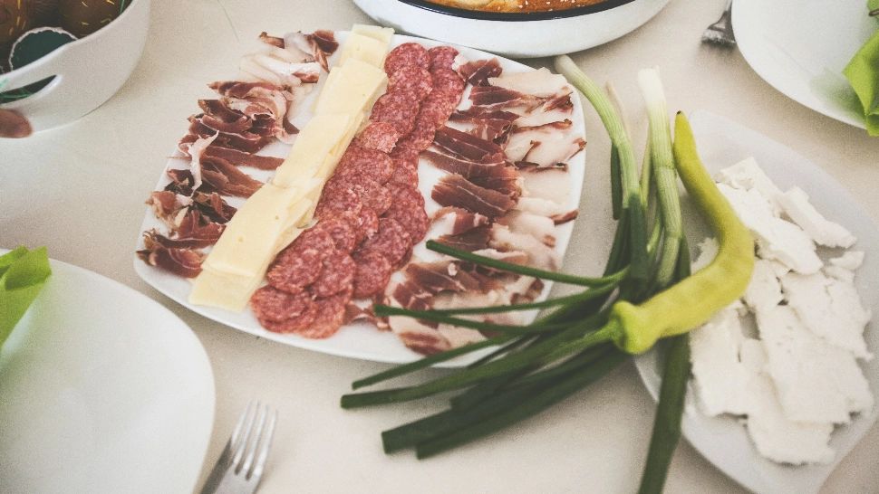  Masa de Paște, mai nocivă decât suntem tentați să credem. Poate să conțină până la 152 de E-uri!