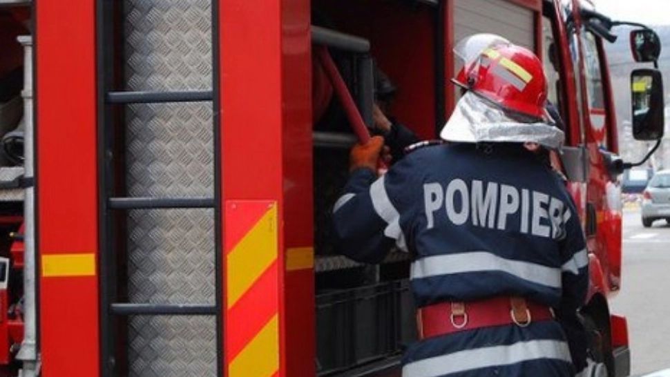 INCENDIU pe Valea Oltului. O hidrocentrală a luat foc. Pompierii nu pot stinge flăcările cu apă (VIDEO)