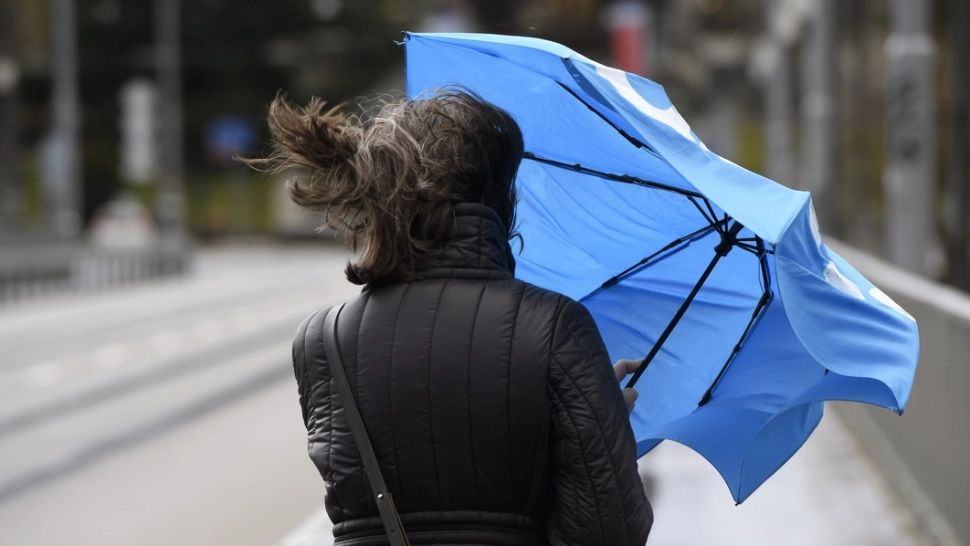 Vremea se răcește în toată țara! Cod galben de vânt puternic în mai multe județe - Unde plouă. HARTA