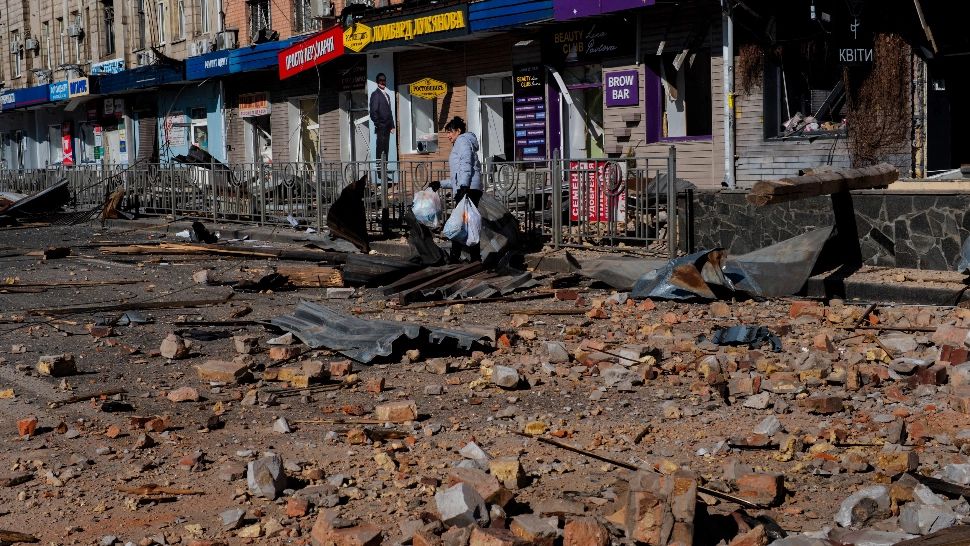 Sute de cadavre au fost găsite în teritoriile recent eliberate în apropiere de Kiev 