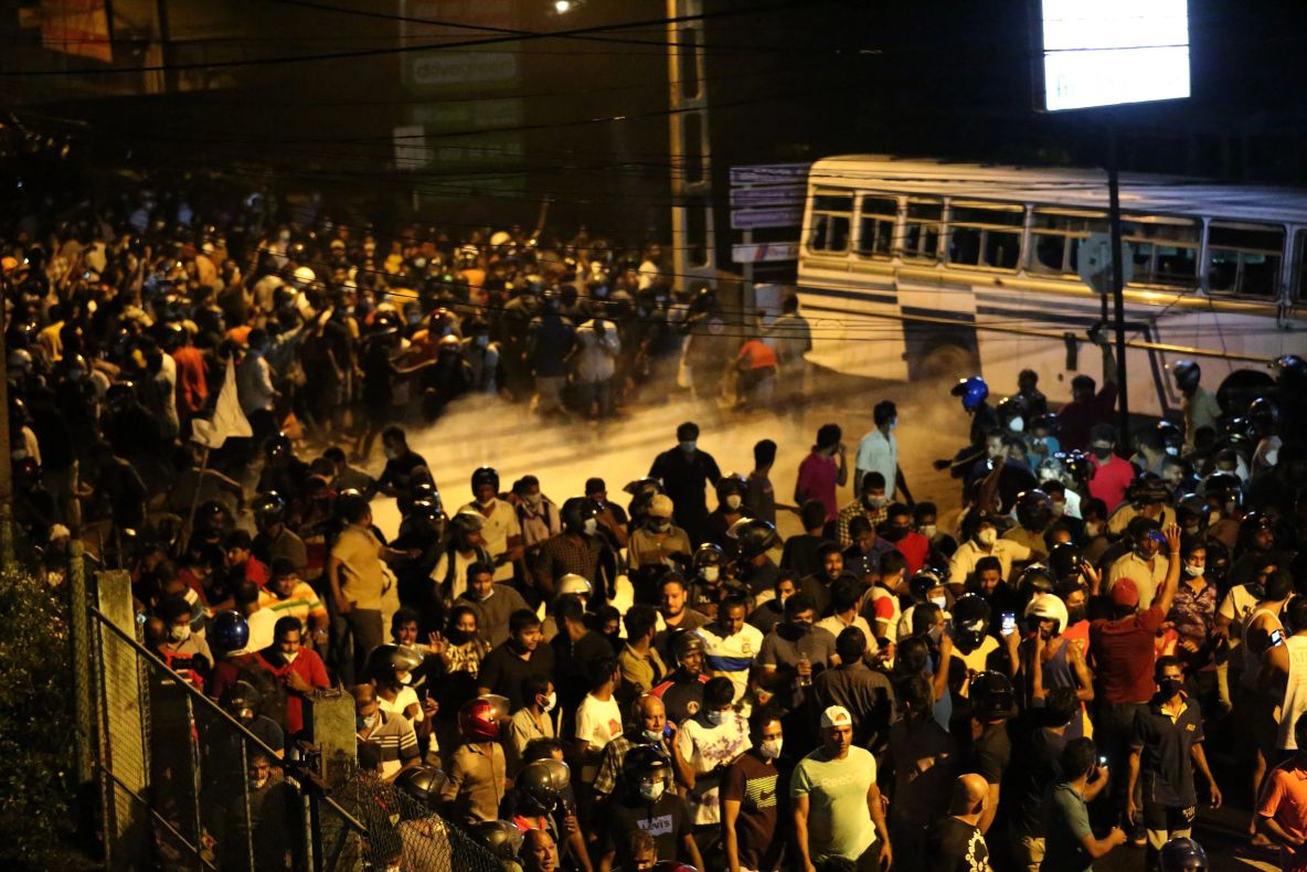 VIDEO - Reședința premierului din Sri Lanka a fost incendiată de protestatari