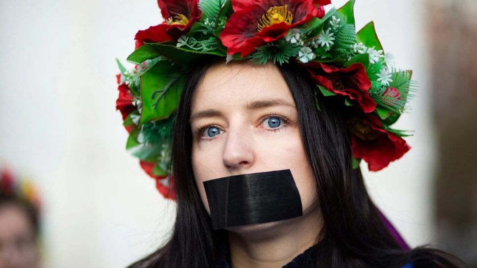 Ororile războiului au depășit orice limită: soldați ruși, încurajați de iubite să agreseze sexual fete și femei din Ucraina 