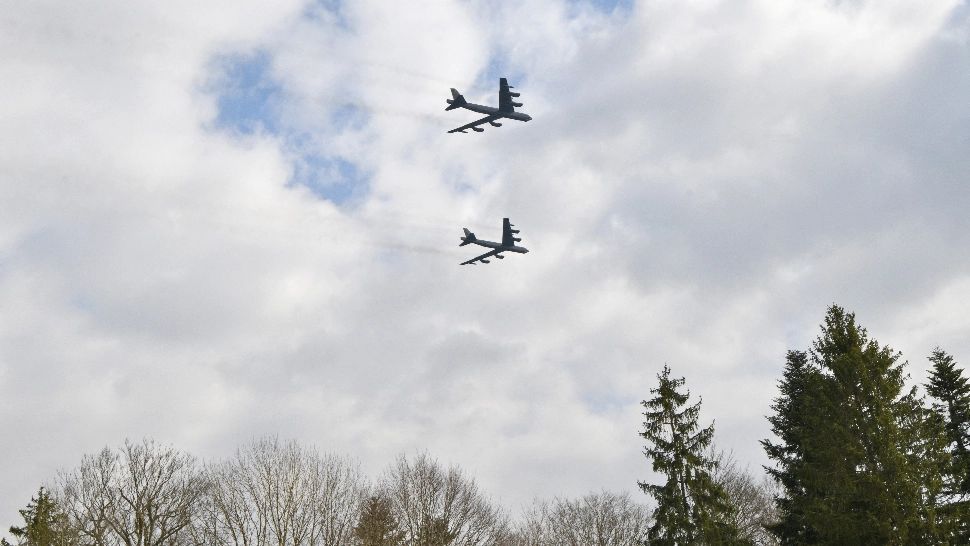 Premieră militară în Ucraina. Rusia folosește bombardiere cu rază lungă de acţiune pentru a ataca Mariupolul