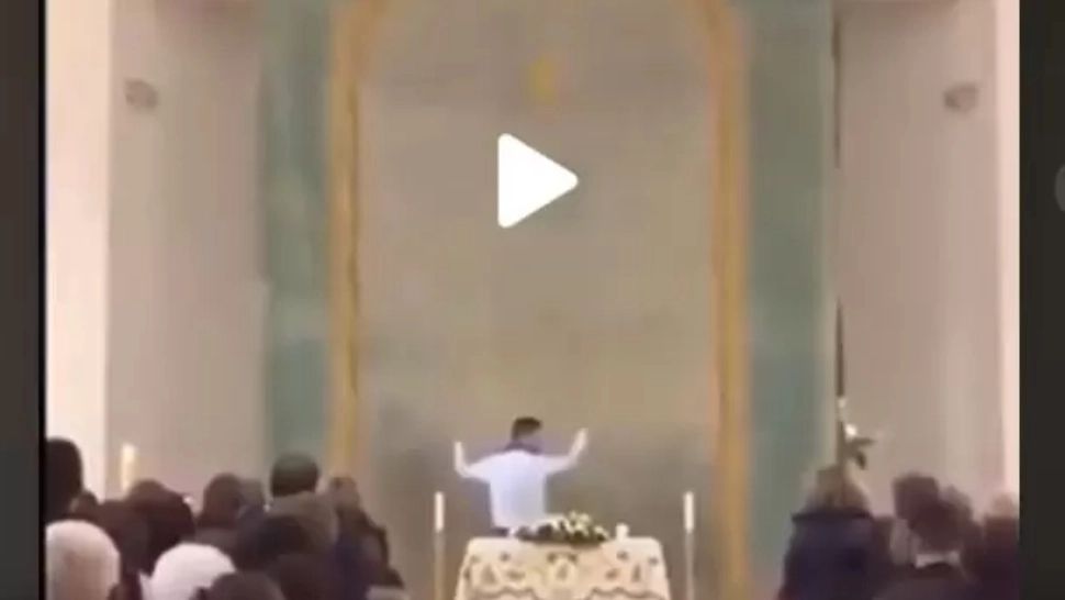 VIDEO – Scenografie spectaculoasă într-o biserică – Cum “a apărut” Iisus în lăcașul de cult