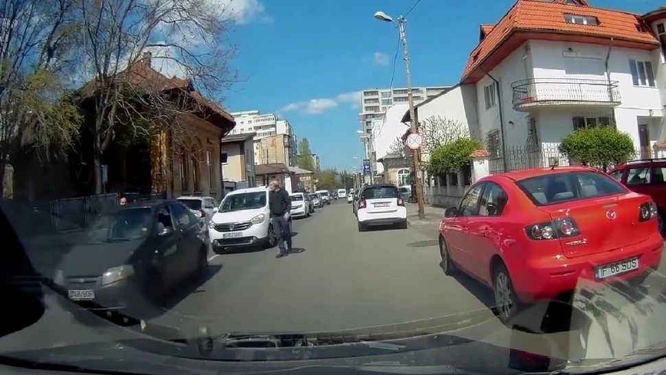 VIDEO Scene halucinante în traficul din București, cu topoare și spray paralizant