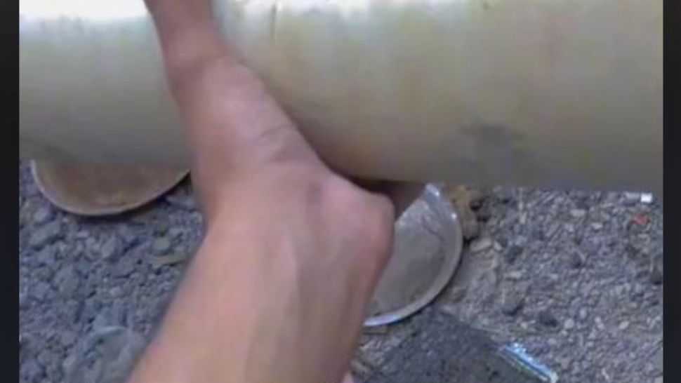 VIDEO înduioșător – Ce a găsit un muncitor în interiorul unei țevi de scurgere – Bărbatul a fost impresionat