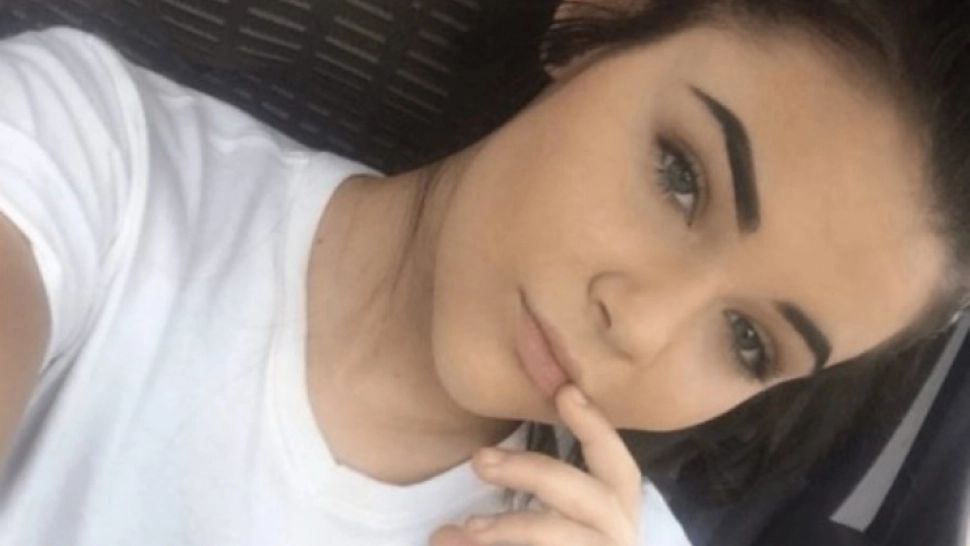 Şi-a făcut un selfie, l-a pus pe internet. A frânt inimi, apoi au observat în spate un DETALIU GROTESC