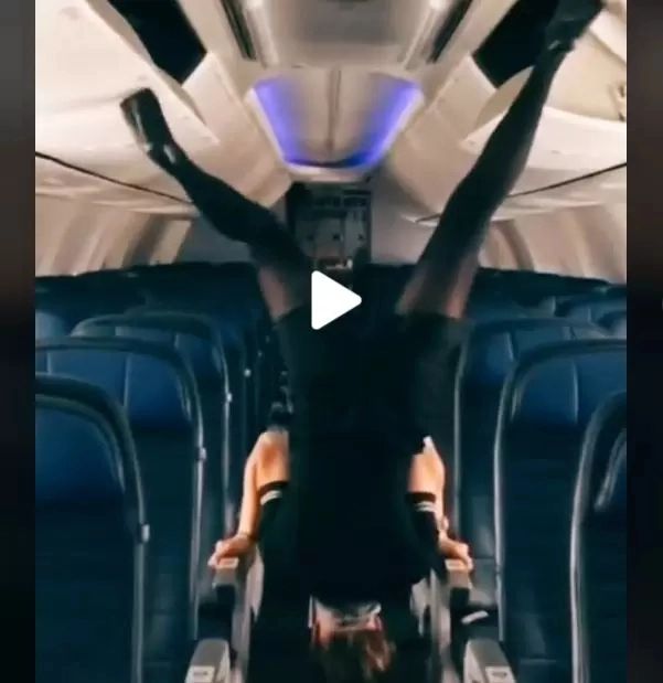 VIDEO – Ce a putut face o stewardesa româncă înainte să urce pasagerii în avion: “Acum înțeleg de ce au întârzieri zborurile”