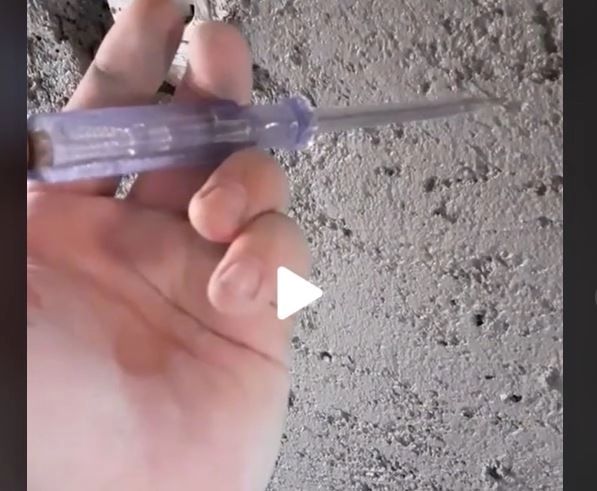 VIDEO – A pus șurubelnița pe perete și a rămas șocat. Pericol uriaș, imediat s-a îndepărtat toată lumea de zona