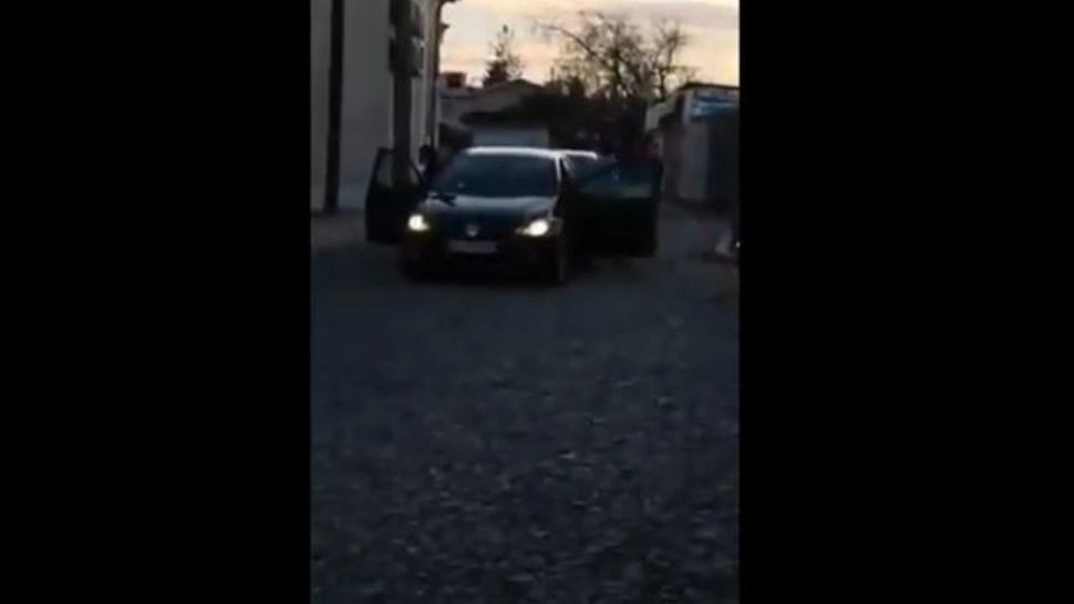 VIDEO - Un copil de 13 ani, filmat la volan, în Tecuci - Poliția a intervenit imediat