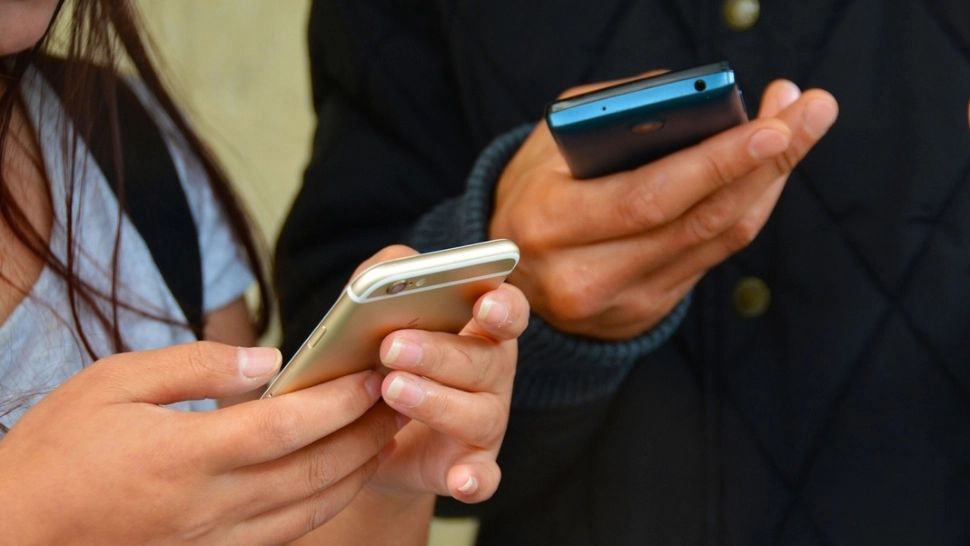 O țară europeană interzice telefoanele mobile în școli! Ministrul Educației: "Distrag atenția, iar elevii care le folosesc arată lipsă de respect față de profesori"