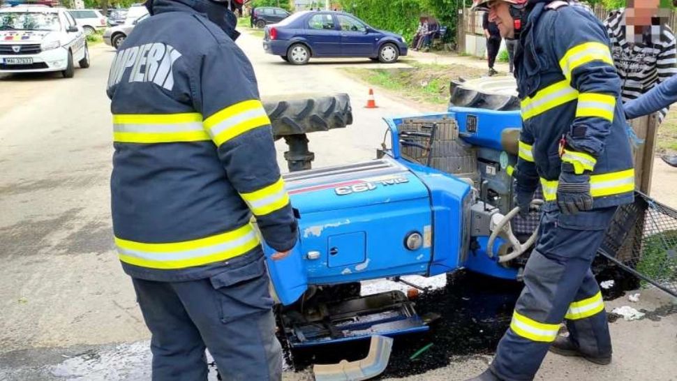 FOTO | Accident teribil în Giurgiu. 2 victime în urma coliziunii între un tractor şi un autoturism