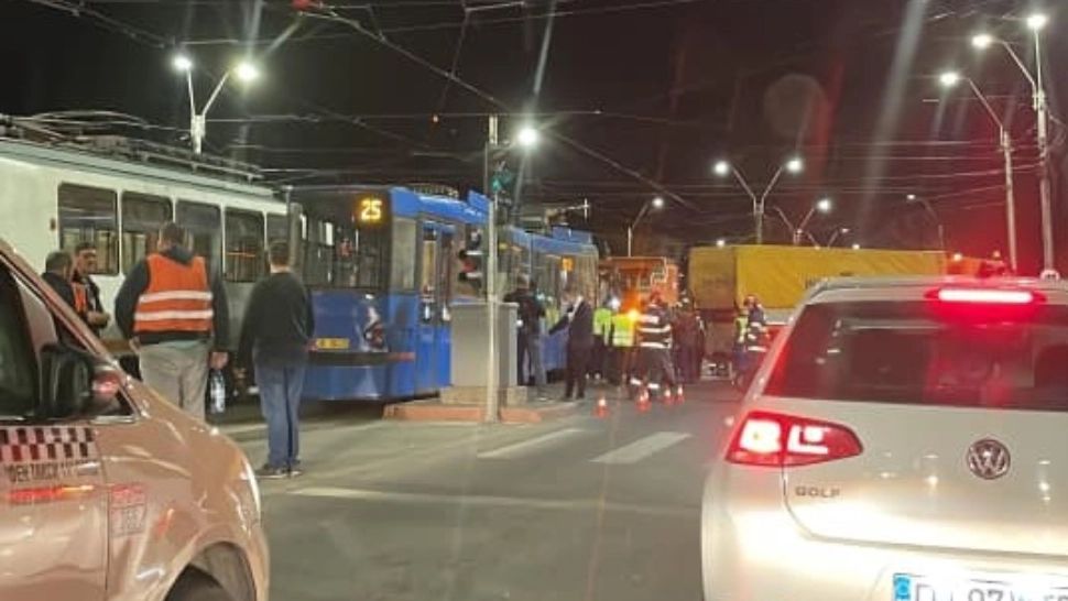 Două tramvaie s-au ciocnit în București. Un vatman a schimbat greșit macazul 