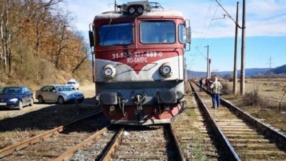 Accident - O mașină condusă de un șofer în vârstă de doar 19 ani a fost lovită de tren - Tânărul a supraviețuit miraculos
