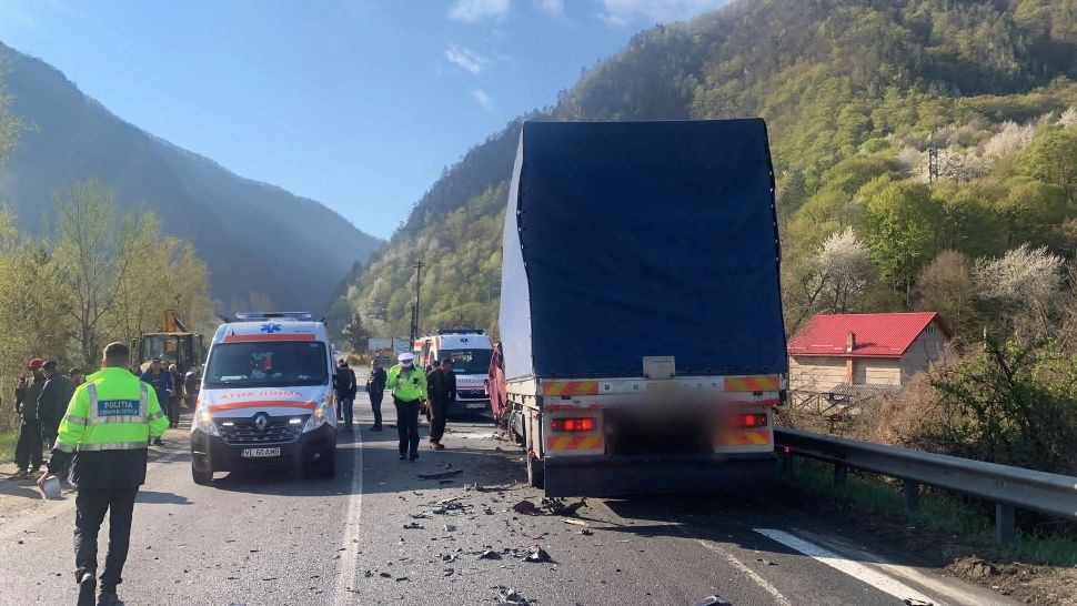 Accident cumplit pe Valea Oltului între un TIR și un autoturism. Trei persoane au ajuns la spital, una în stare gravă (Video)