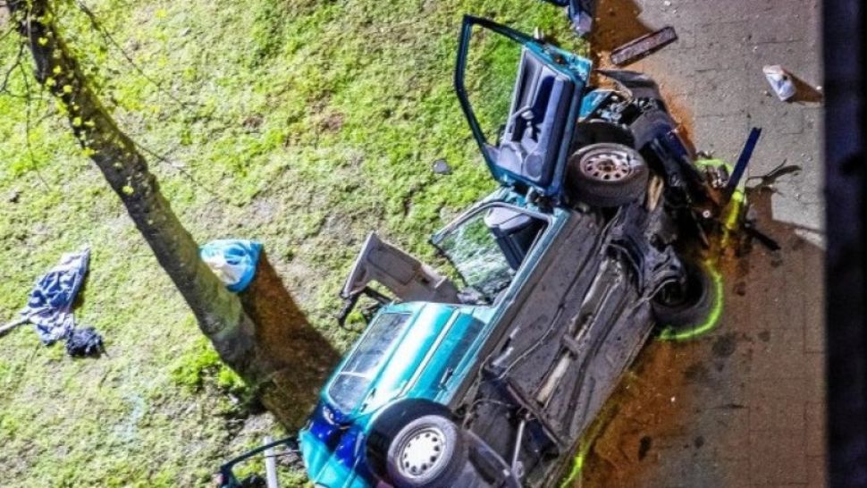 Doi adolescenți au murit după ce s-au prăbușit cu mașina dintr-o parcare supraetajată, în Germania