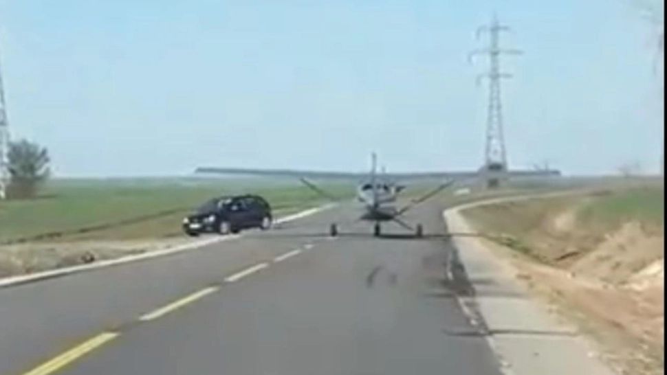 Răsturnare de situație: ce spune poliția despre imaginile cu avionul de mici dimensiuni care ar fi rulat pe o șosea din Prahova
