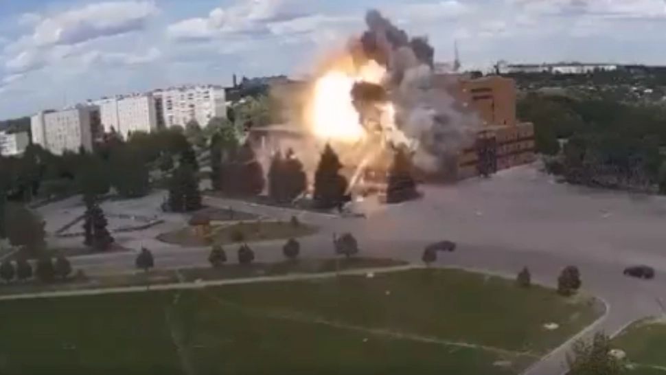 Palatul Culturii din regiunea Harkov, lovit de o rachetă! 7 răniți, printre care și un copil de 11 ani - Imagini cu momentul IMPACTULUI