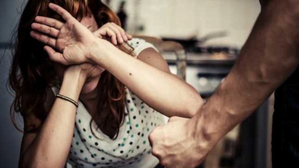 Un tânăr din Iași și-a bătut iubita și fetița de doar un an: ce măsuri a luat Poliția împotriva sa