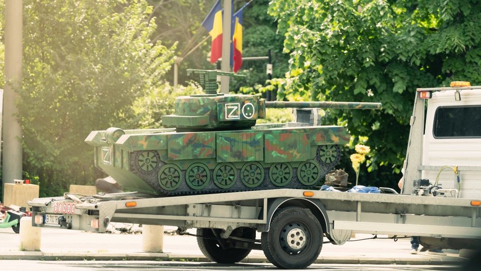 Protest INEDIT al comunității rome în fața ambasadei Rusiei la București: un tanc rusesc, adus la miting - FOTO