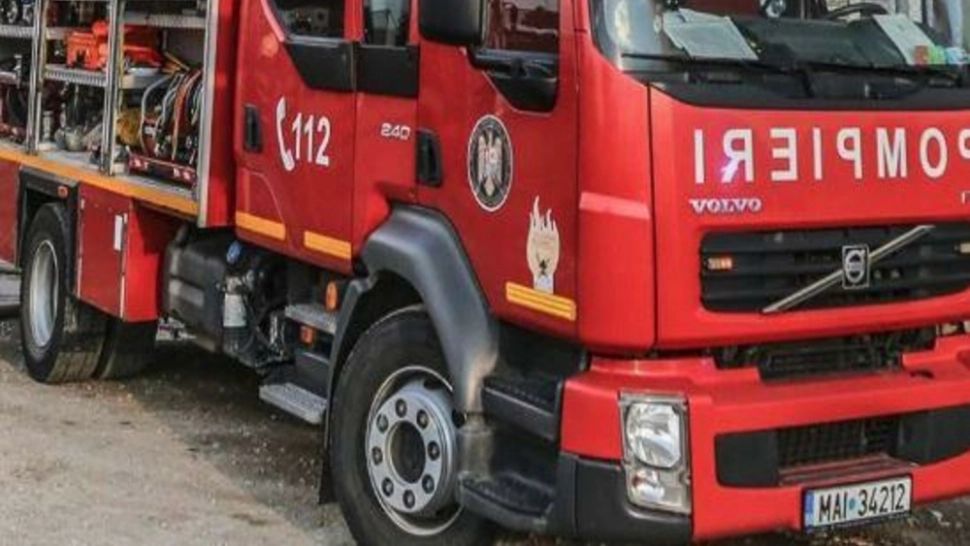 INCENDIU într-un bloc cu 10 etaje, din Bacău! Mobilizare impresionantă de forțe: locatarii s-au autoevacuat