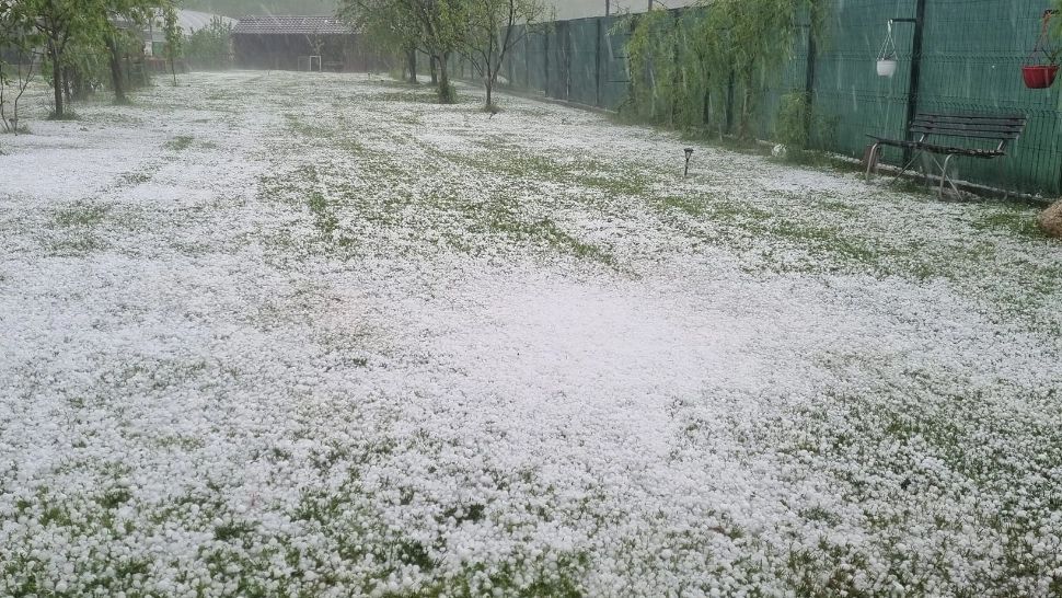 Vreme SEVERĂ după caniculă: GRINDINA a făcut prăpăd în mai multe zone ale țării