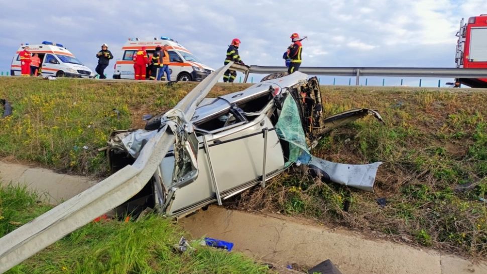 FOTO + VIDEO Accident GRAV cu 4 victime pe Autostrada Soarelui! Printre răniți, și 2 copii: mașina cu care se deplasau, făcută armonică