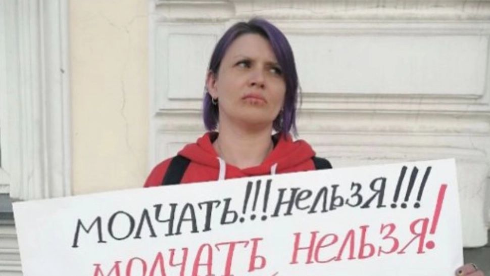 Și-a CUSUT gura în semn de protest față de războiul din Ucraina! Cine este activista rusă care îl SFIDEAZĂ pe Putin