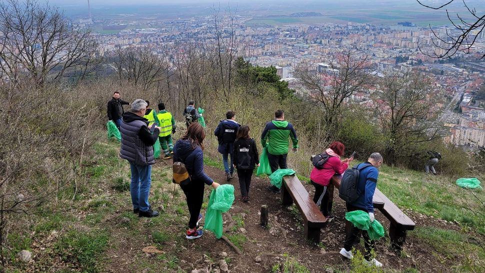 Zeci de ucraineni refugiați în Brașov au strâns gunoaiele din pădurile de lângă municipiu