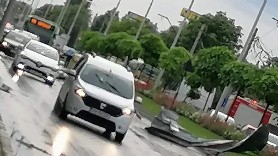 Capitala, LOVITĂ de vremea extremă: 39 de copaci căzuți, 26 autoturisme avariate. Nu s-au înregistrat răniți - FOTO