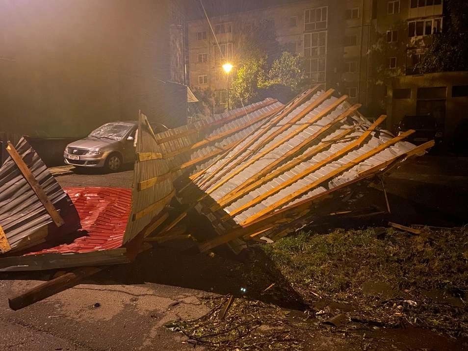 Mașină avariată în urma furtunii puternice care a măturat Bucureștiul azi la prânz