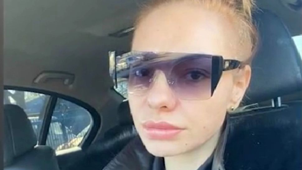 Dansatoare la bară, angajată la primărie fără concurs. Scandal-monstru: femeia asipră la o funcție de conducere