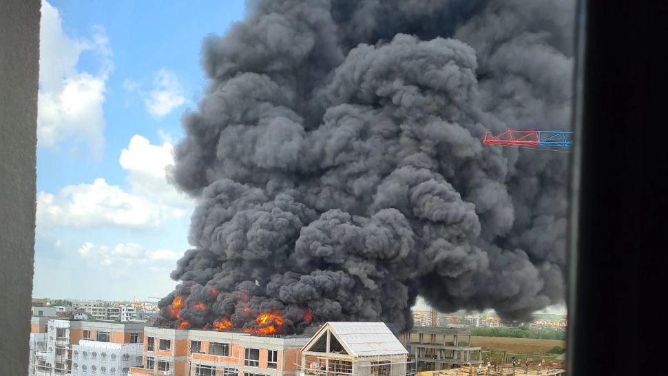 Incendiu PUTERNIC în nordul Capitalei, cu degajare uriașă de fum: mobilizare impresionantă de forțe