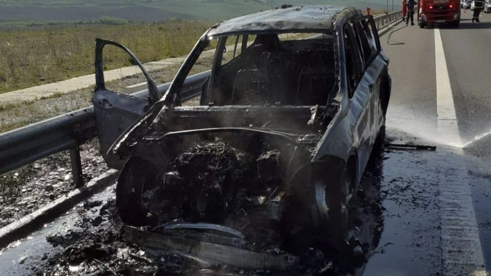 A ars ca o torță în plin trafic, pe autostradă! Pasagerii au reușit să se salveze în ultima clipă - FOTO