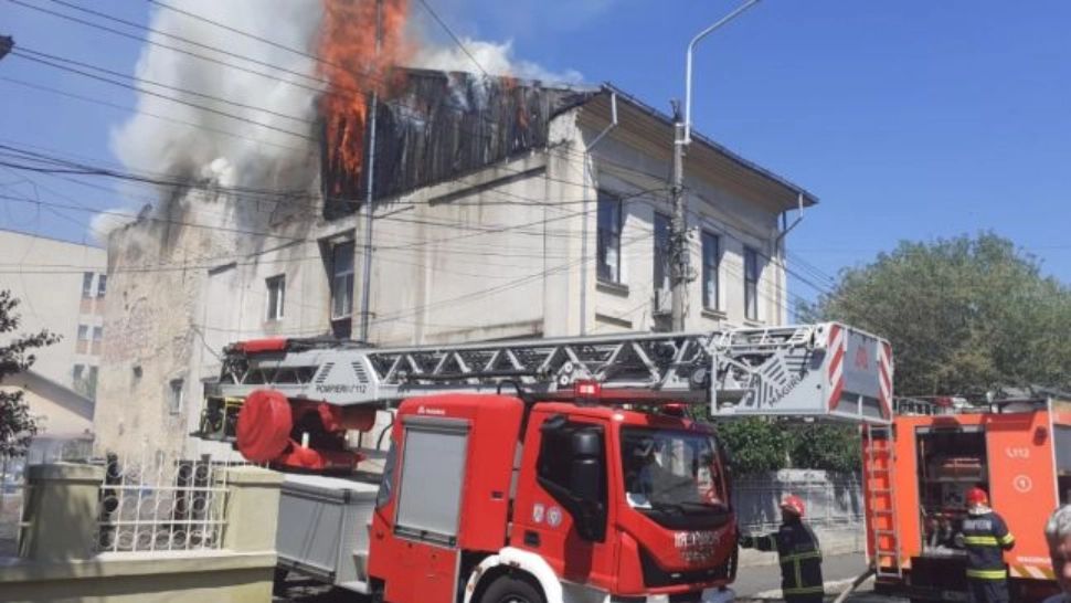 Incendiu PUTERNIC la sediul Forumului German din Galați. Mai multe persoane, EVACUATE