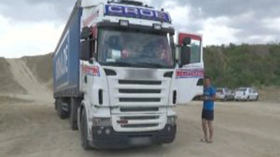 Un bărbat din Bacău a mers cu TIR-ul pe plaja sălbatică de la Corbu! INCREDIBIL cum și-a explicat gestul