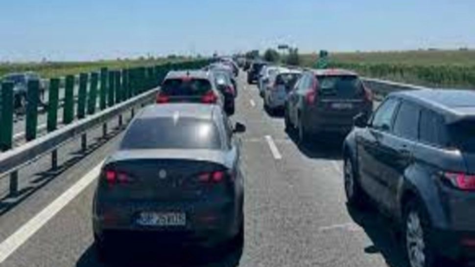 Coloană de mașini pe Autostrada A2, la kilometrul 21, pe sensul de mers către Constanţa: ce SFATURI ne dau polițiștii