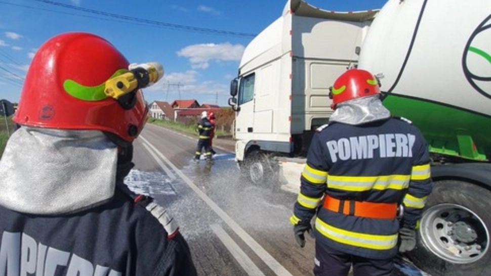 Pericol de explozie în Suceava: Rezervorul unei cisterne cu GPL, spart după o ciocnire pe E 85. Două persoane rănite, la spital