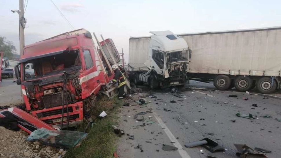 Accident cu două victime, la Suceava, după ce două TIR-uri s-au ciocnit violent – FOTO
