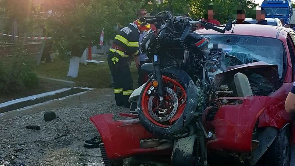 Accident cu 4 răniţi în Giurgiu. O motocicletă a rămas blocată în capota şi parbrizul unei mașini - FOTO