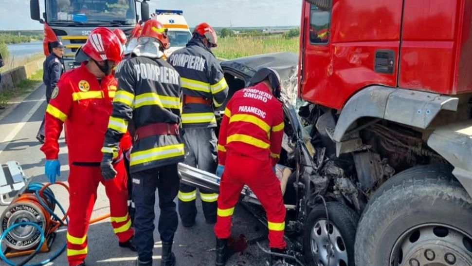 FOTO | Accident cumplit în Călărași. Două persoane au murit după impactul frontal cu un autocamion – Trafic oprit