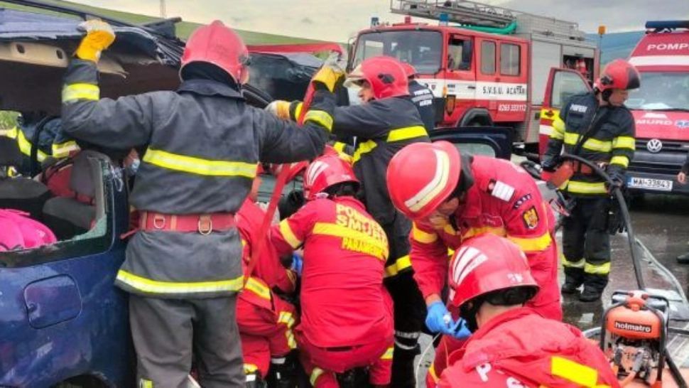 Accident CUMPLIT, în Neamț! Două persoane, rănite după ce au intrat cu maşina într-un TIR parcat 