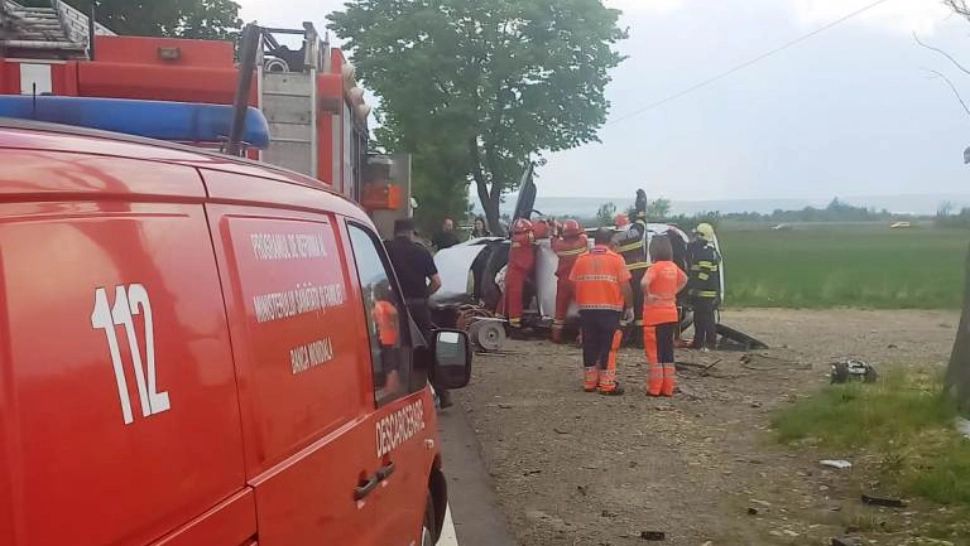 FOTO | Accident cumplit în Neamţ. O persoană a decedat şi alta a ajuns la spital - Trafic oprit