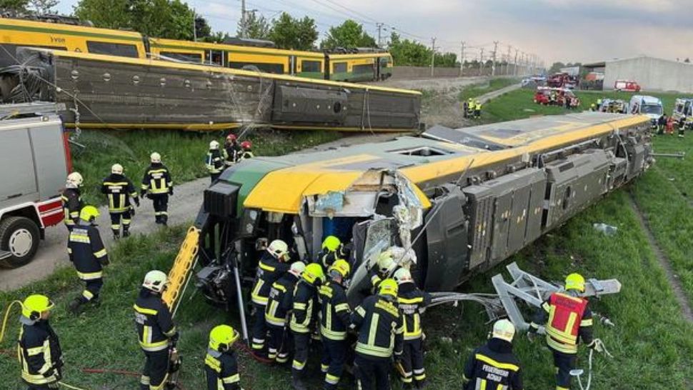 FOTO | Accident feroviar cumplit în Austria: 1 mort şi cel puțin 12 răniţi 