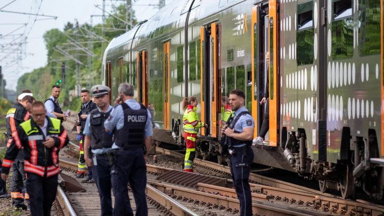 Coliziune între un tren și un autobuz în Germania. Mai multe persoane, RĂNITE